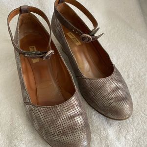 Beautiful neutral distressed silver pump